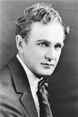 Bobby Burns headshot