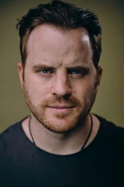 Robert Kazinsky headshot
