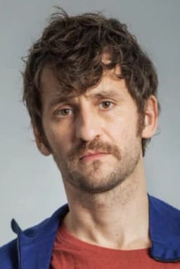 Raúl Arévalo headshot