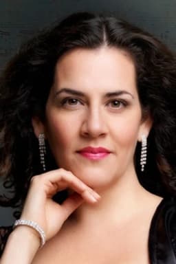 Pamela Flores headshot