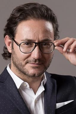Carlos Santos headshot