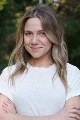 Lauren Collins headshot