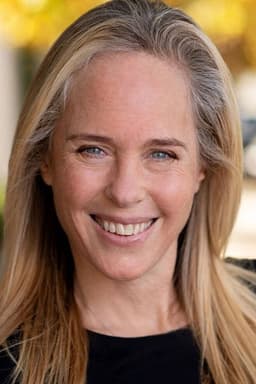 Holly Dorff headshot