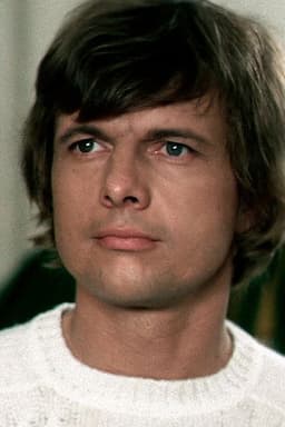 John Karlen headshot