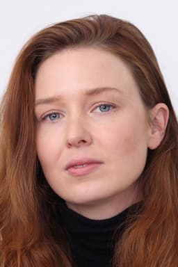 Lucy Walters headshot