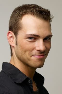 Shawn Roberts headshot