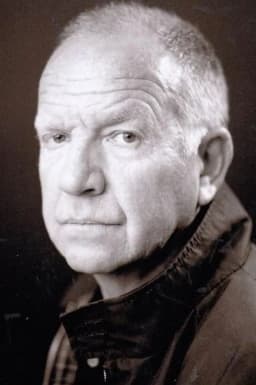 Tom Chadbon headshot