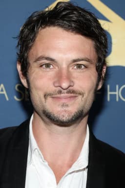 Shiloh Fernandez headshot