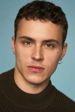 Arón Piper headshot