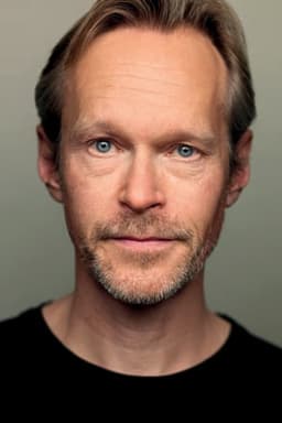 Steven Mackintosh headshot