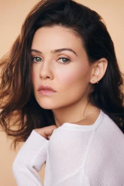 Danielle Campbell headshot