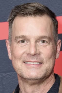 Peter Krause headshot
