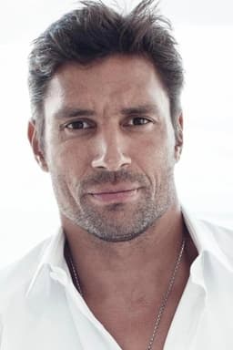 Manu Bennett headshot