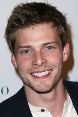Hunter Parrish headshot
