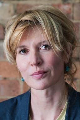 Julia Davis headshot