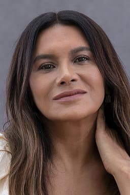 Dira Paes headshot