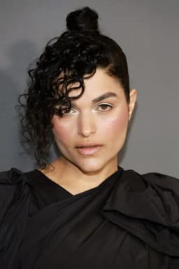 Eve Harlow headshot